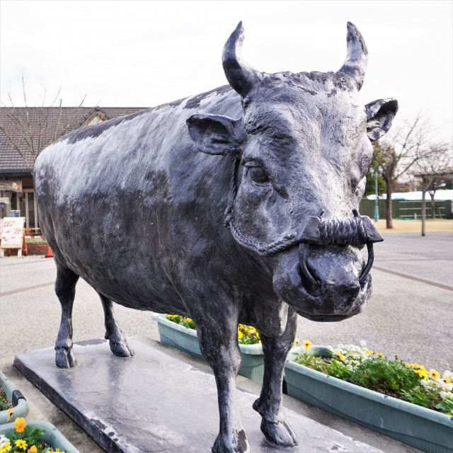 牛の銅像