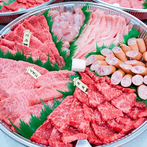 様々な部位肉が含まれるバーベキューセット