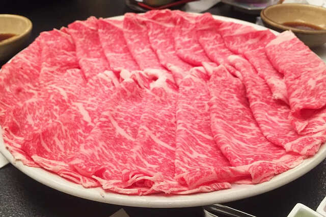 美しく盛られた牛肉